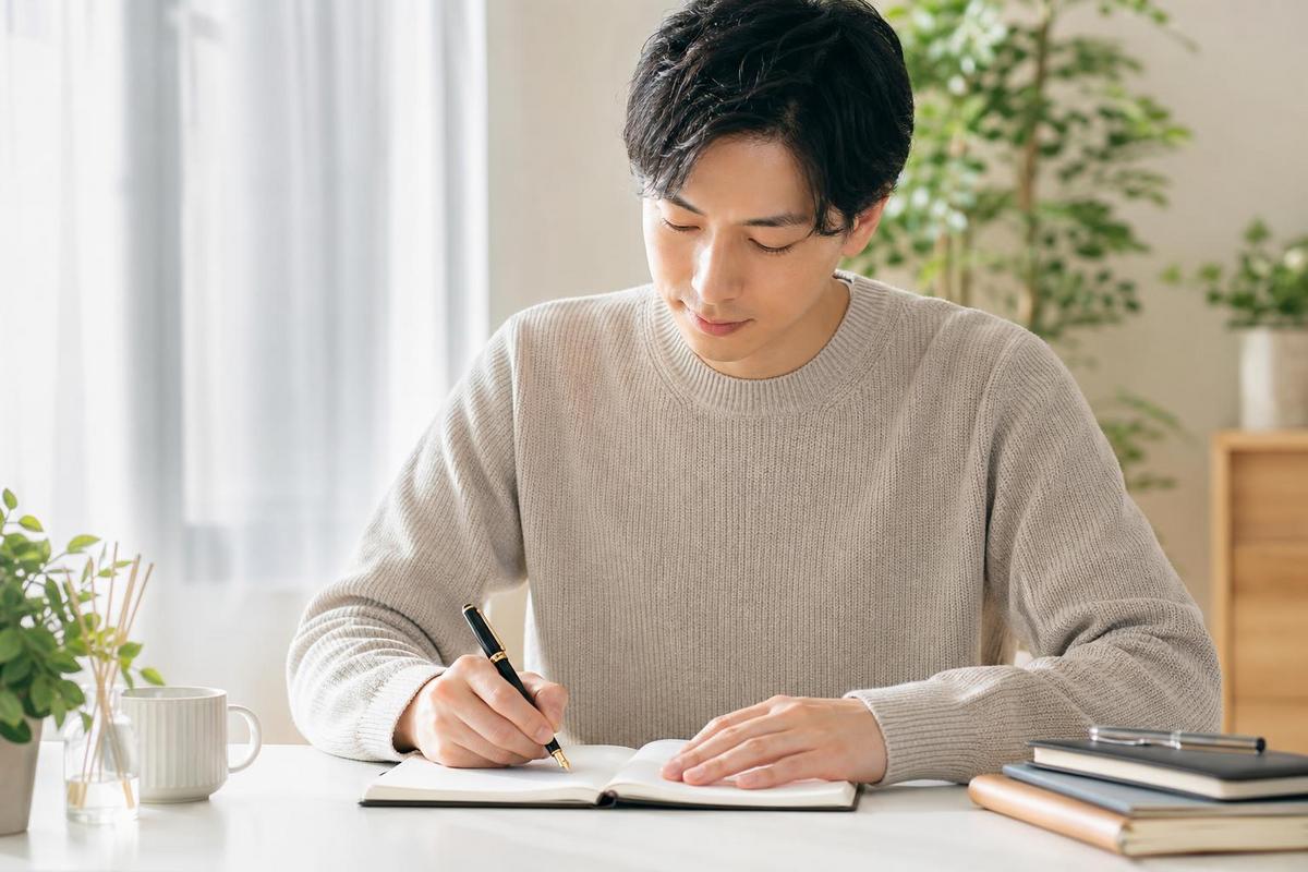 万年筆の保管における立てるか寝かせるかの基準と長期のお手入れ方法のまとめ